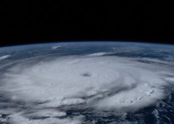 El huracán Beryl se desplaza por aguas del Caribe, la primera vez que un ciclón llega tan temprano en la temporada ciclónica del Atlántico.