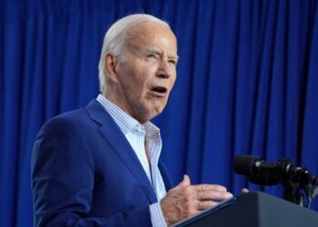 Pese a las críticas, el presidente Joe Biden promete seguir luchando para vencer a su rival en las urnas