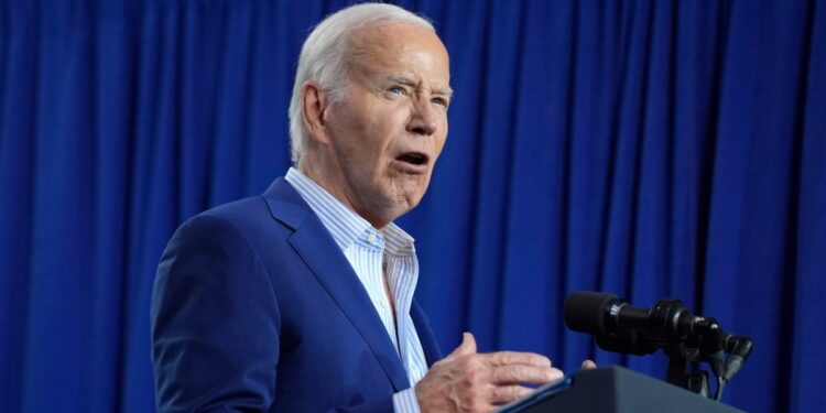 Pese a las críticas, el presidente Joe Biden promete seguir luchando para vencer a su rival en las urnas