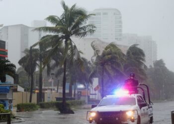 En Fotos | Beryl azota la costa de México como un huracán de categoría 2
