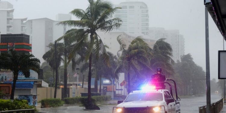 En Fotos | Beryl azota la costa de México como un huracán de categoría 2