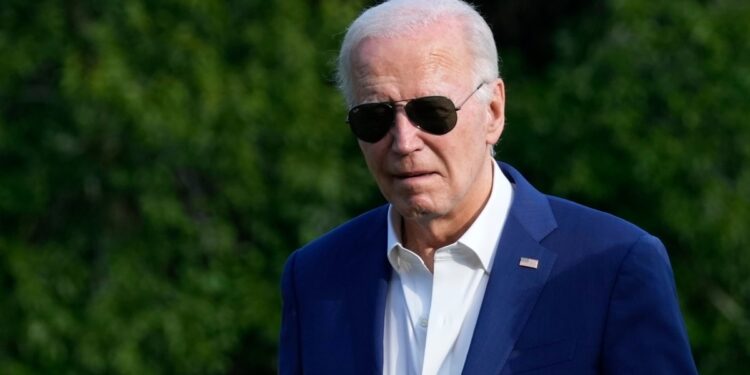 Biden dice a demócratas del Congreso que no dejará la contienda