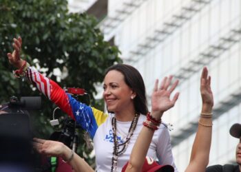 Maria Corina exhorta a votar temprano y cuidar los centros de sufragio