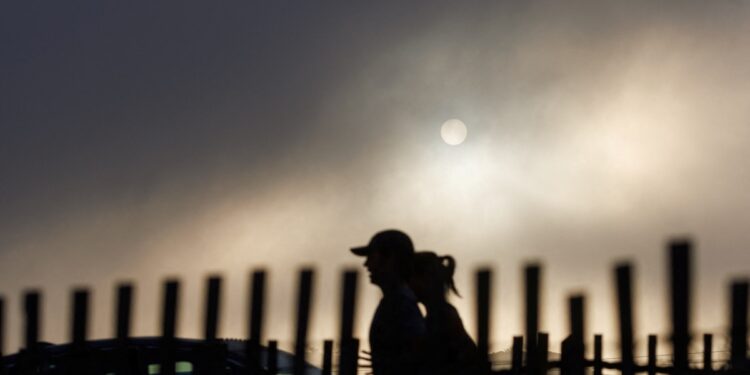 Los estadounidenses enfrentan una intensa ola de calor con temperaturas récord y tornados
