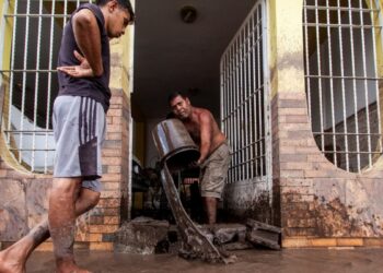 Autoridades mantienen el alerta en EEUU y Canadá debido al destructor paso de un temporal que ha dejado inundaciones y pérdidas materiales.