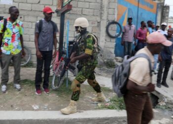 Policías kenianos enfrentan a las pandillas en Haití