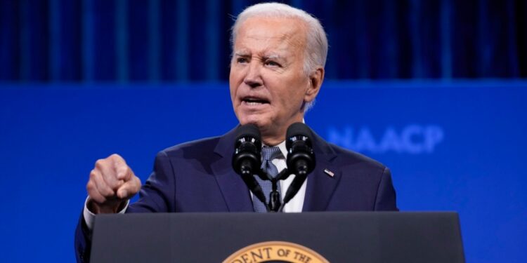 Joe Biden, que se había mantenido firme en su postura de luchar por la reelección, estaría reflexionando sobre su continuidad en la campaña.