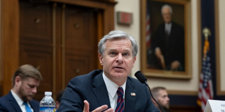 El director del FBI testificó durante más de tres horas ante el Congreso sobre el joven que presuntamente intentó matar a Donald Trump.