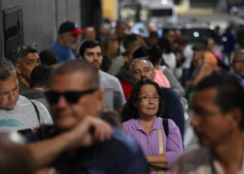 Comienza votación presidencial en Venezuela con irregularidades en algunos estados del país