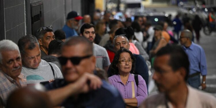 Comienza votación presidencial en Venezuela con irregularidades en algunos estados del país