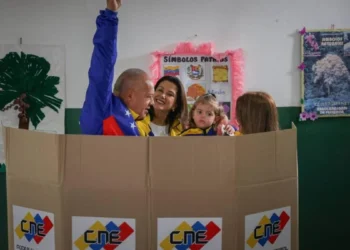 ¡Venezuela sale hoy a votar en paz!: Diosdado Cabello ejerció su derecho al voto este domingo