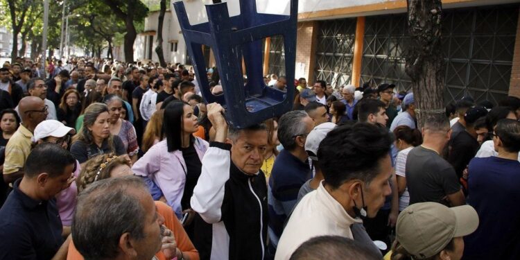 Denuncian falsas encuestas de firma inexistente que propiciaría intención de fraude del régimen