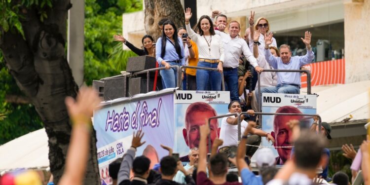 Padrino denuncia golpe. Arrestan a Superlano. Bloquean web con actas.