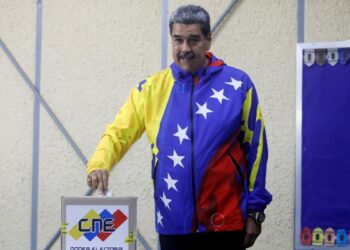 Presidente Nicolás Maduro vota y garantiza que respetará los resultados del CNE