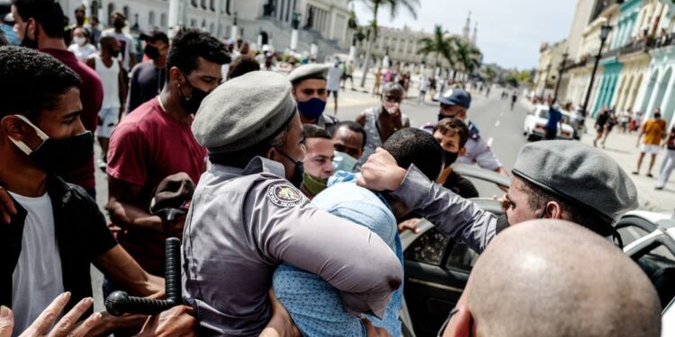 Cubana exiliada lucha por la libertad de los presos políticos en la isla