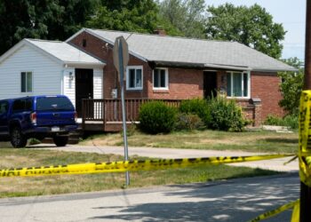 Atacante tenía fotos de Trump, Biden y otros funcionarios en su teléfono, dicen fuentes de la AP