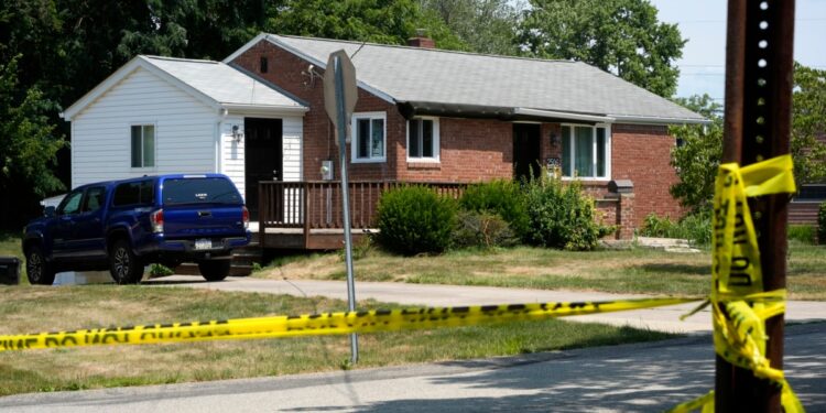 Atacante tenía fotos de Trump, Biden y otros funcionarios en su teléfono, dicen fuentes de la AP