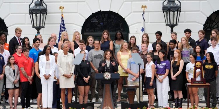 Harris resalta legado de Joe Biden en primer discurso tras salida del presidente de campaña electoral