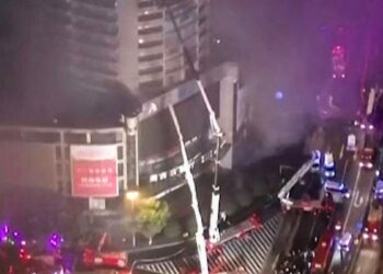 Incendio en centro comercial del suroeste de China deja 16 personas muertas