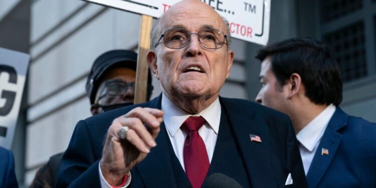 Giuliani despojado de licencia de abogado en Nueva York; corte halla que mintió sobre elecciones