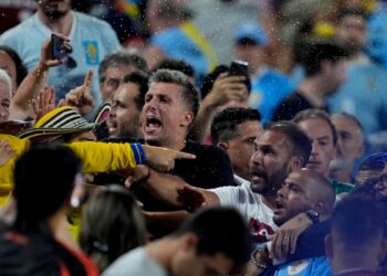 Jugadores uruguayos se enfrentan con aficionados colombianos tras derrota en Copa América