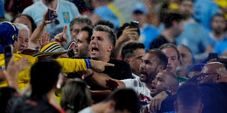 Jugadores uruguayos se enfrentan con aficionados colombianos tras derrota en Copa América