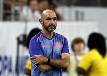 El entrenador de Ecuador evita decir si seguirá en el cargo tras eliminación en Copa América
