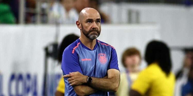 El entrenador de Ecuador evita decir si seguirá en el cargo tras eliminación en Copa América
