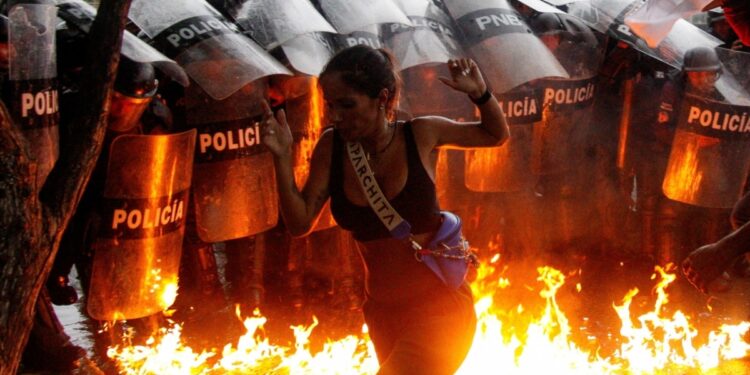 Venezuela responde a críticas con retirada personal diplomático en 7 países de la región