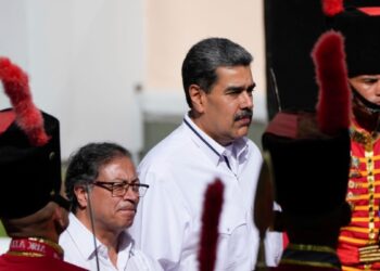 Petro insta a Maduro a permitir un «escrutinio transparente» de resultados electorales