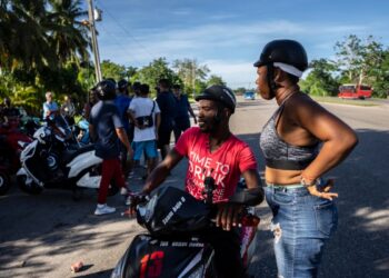 Cubanos salen a las calles en vehículos eléctricos de China, ahorrando tiempo y dinero