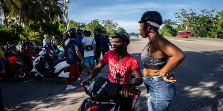 Cubanos salen a las calles en vehículos eléctricos de China, ahorrando tiempo y dinero