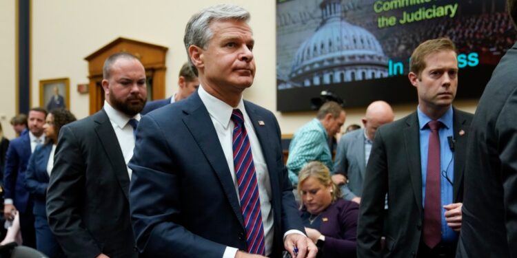 El director del FBI reveló nuevos detalles del intento
de asesinato frustrado contra el expresidente Donald Trump