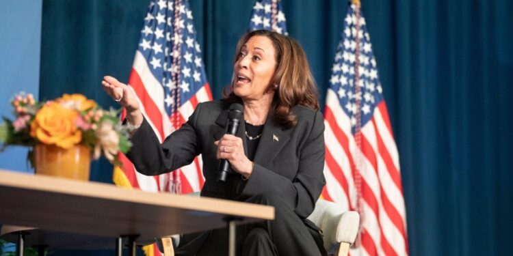 Vicepresidenta Harris y demócratas señalan a J.D. Vance por postura antiaborto