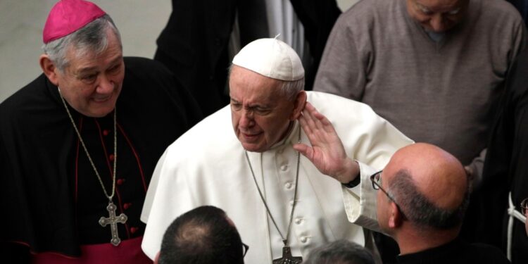 Papa Francisco acepta renuncia de sacerdote colombiano