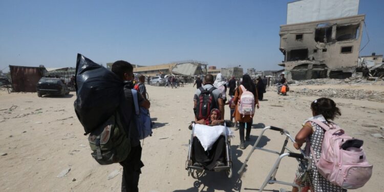 Israel ordena evacuar parte de la zona humanitaria de Gaza