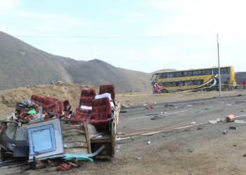 Al menos 21 muertos al volcarse autobús en los Andes de Perú