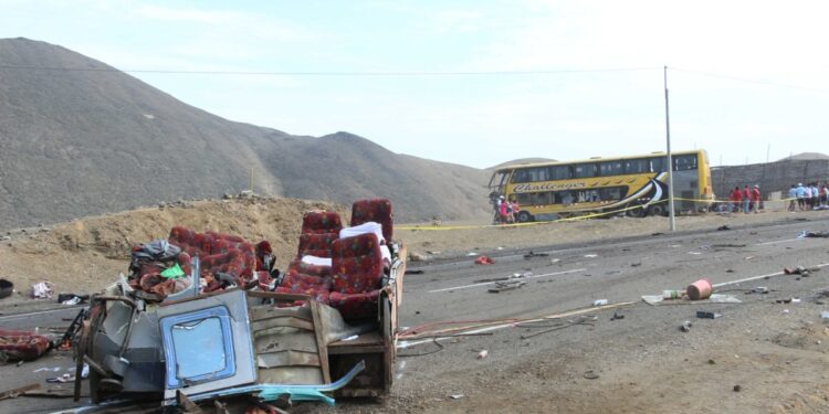 Al menos 21 muertos al volcarse autobús en los Andes de Perú