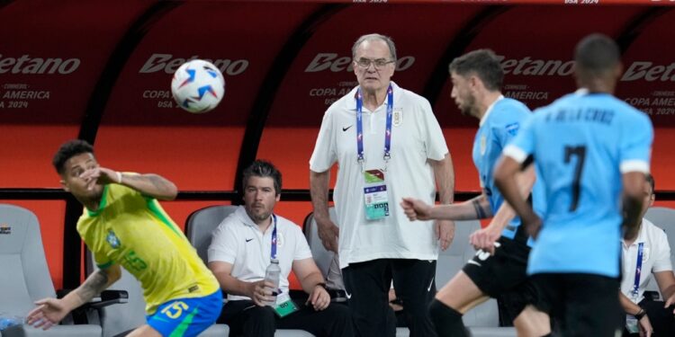 Bielsa destaca “el estilo uruguayo” para ganar a Brasil y lograr el pase a semifinales de la Copa América