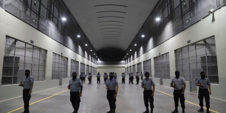 ONG documenta que 261 personas han muerto en prisión durante el régimen de excepción en El Salvador