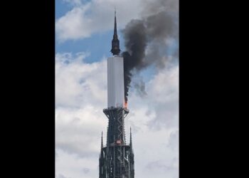 Controlan un incendio en la aguja de la catedral de Ruan, en Normandía