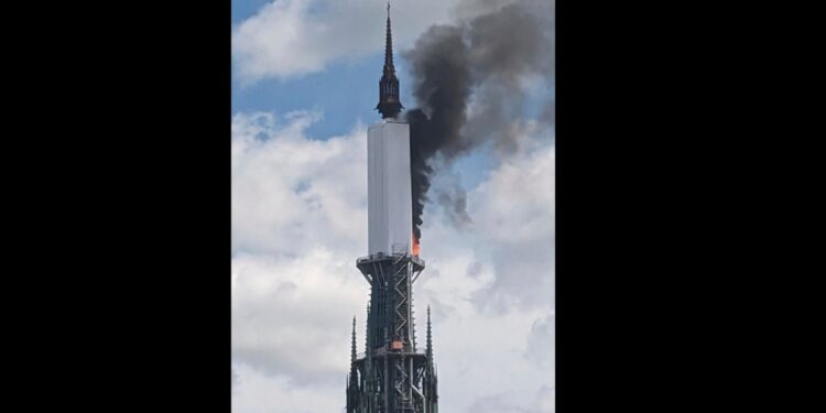 Controlan un incendio en la aguja de la catedral de Ruan, en Normandía