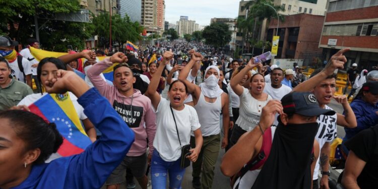 Miles de personas protestan en Caracas contra la reelección de Maduro