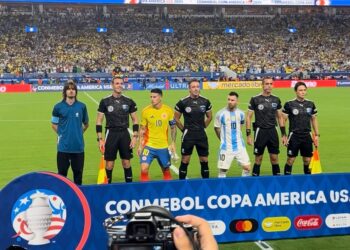 Danny Ocean entregó la moneda para el sorteo inicial de la final de Copa América
