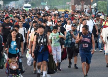 Cientos de migrantes salen del sur de México mientras Trump promete deportaciones si vuelve al poder