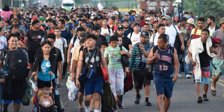 Cientos de migrantes salen del sur de México mientras Trump promete deportaciones si vuelve al poder