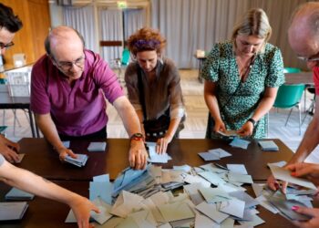 Francia vota en comicios que podrían dar triunfo histórico a ultraderecha o un parlamento bloqueado