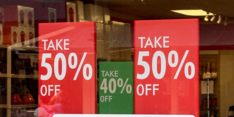 Las ventas minoristas en EEUU se mantienen sin cambios en junio, superan previsiones de ligera caída