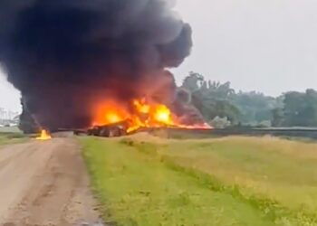 Se descarrilan e incendian vagones que transportaban materiales peligrosos en Dakota del Norte