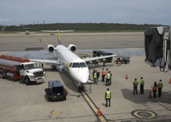 Nicolás Maduro suspende vuelos comerciales a Panamá y República Dominicana